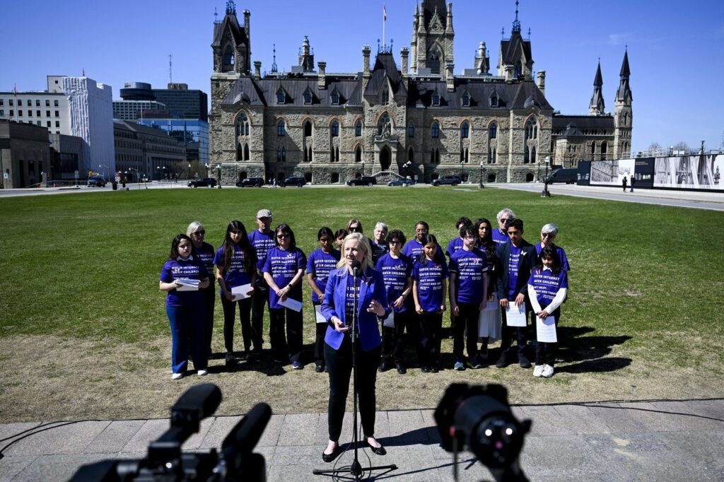 Parents who don't allow kids to have smartphones say social media ban would ease their minds