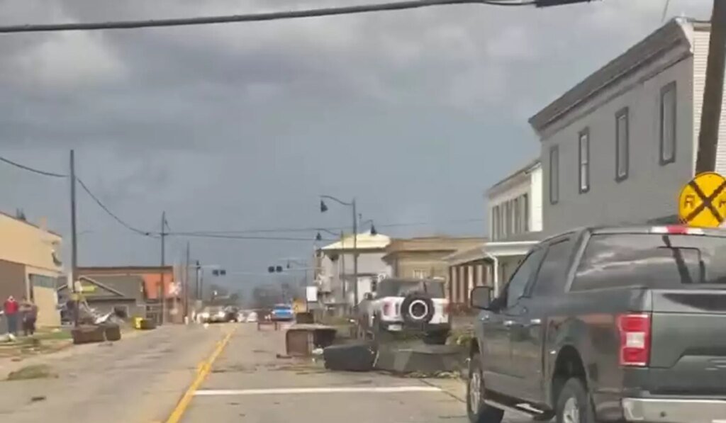 Powerful winds and reported tornadoes rip through the Midwest, leaving heavy damage but no deaths