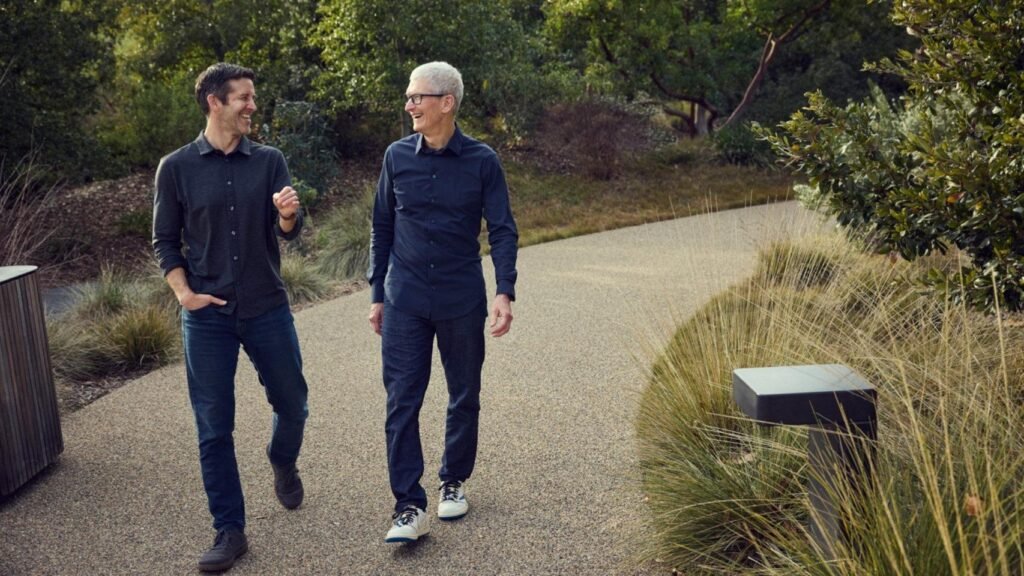 Tim Cook deja de ser el CEO de Apple después de 15 años y John Ternus es anunciado como su sucesor