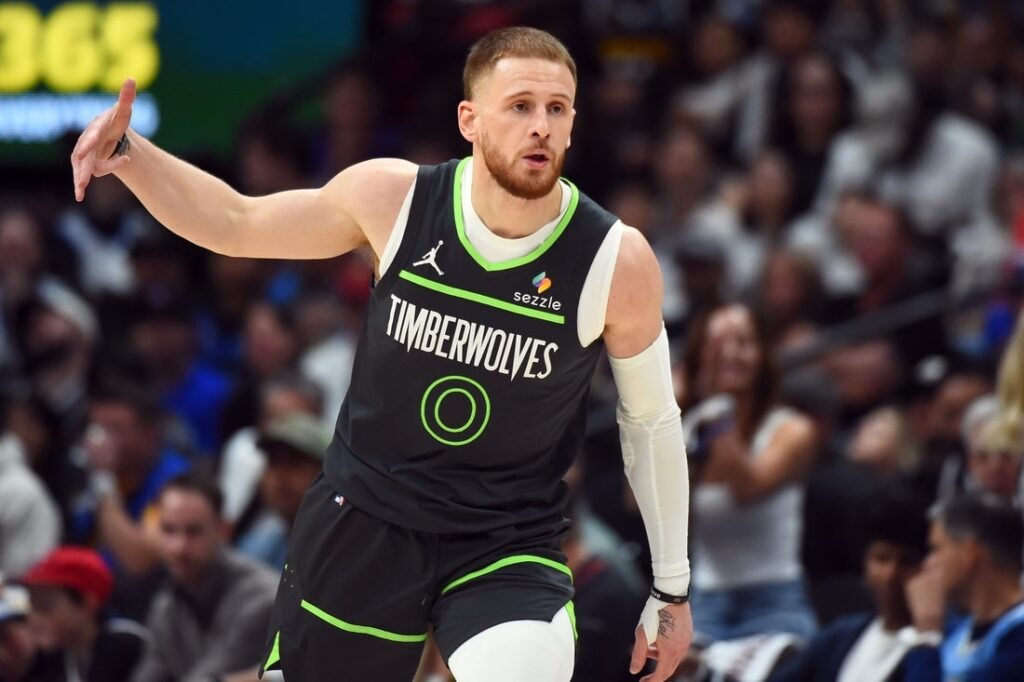 Timberwolves' Donte DiVincenzo (leg), Anthony Edwards (knee) exit early in win over Nuggets