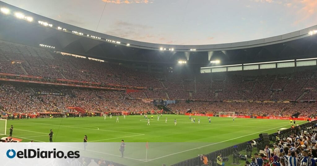 Un seguidor de la Real Sociedad herido por la coz de un caballo policial y pitada al rey y al himno en la final en Sevilla