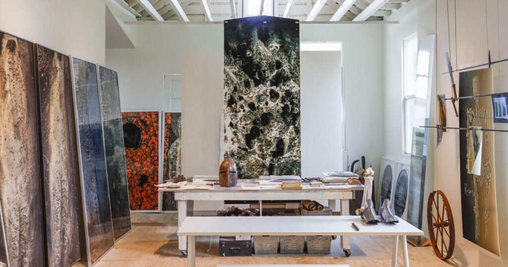 Vea fotos del ‘Camp Abundance’ de Dawn DeDeaux en Nueva Orleans