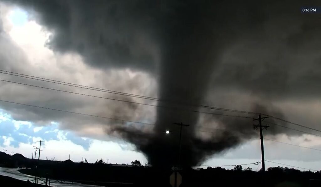 Violent tornado tears through Oklahoma town, damaging 40 homes but sparing lives