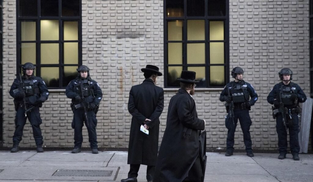 After protests outside synagogues, New York makes it a crime to block entry to a house of worship