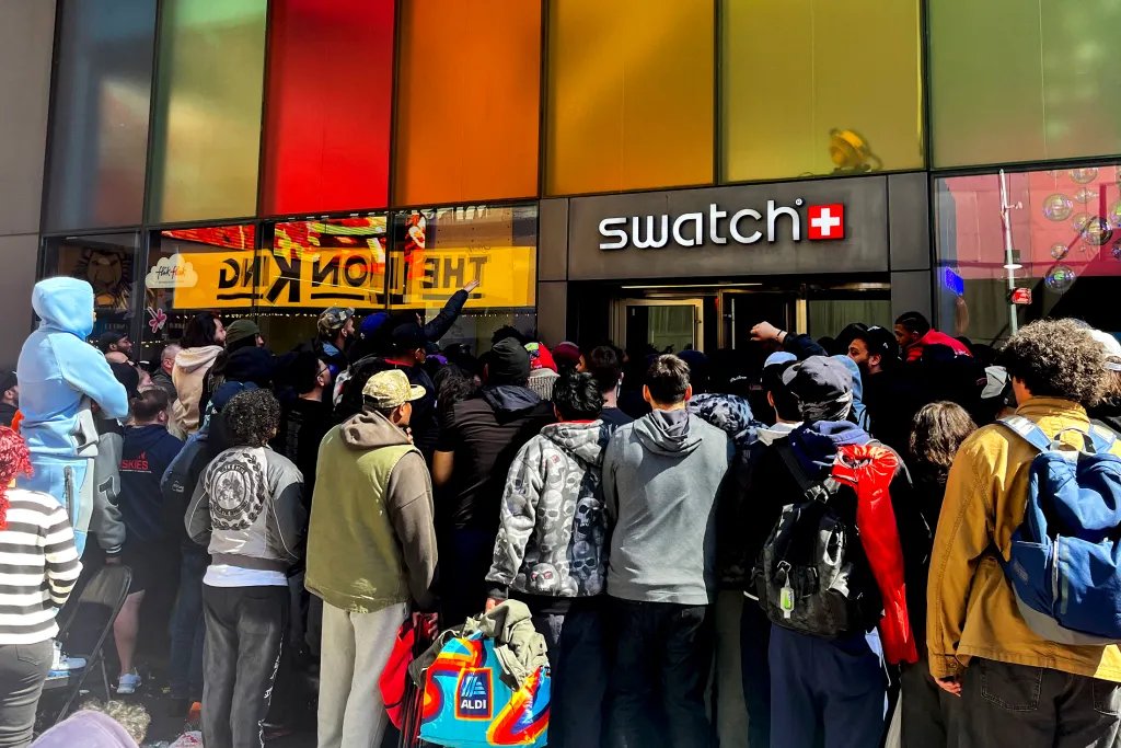 A $400 Swatch Causes Crowd Chaos and Stores to Shut Down A $400 Swatch Causes Crowd Chaos and Stores to Shut Down