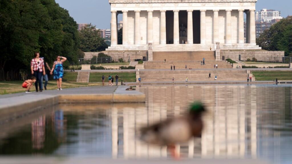 A nonprofit sues the feds over plans to paint the Lincoln Memorial Reflecting Pool blue : NPR
