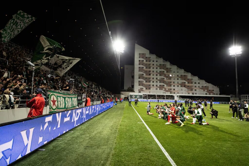 A red star in the sky over the banlieue of Paris | Sports A red star in the sky over the banlieue of Paris | Sports