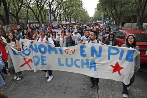Alumnos del Poli toman Canal Once tras agresión a uno de sus compañeros Alumnos del Poli toman Canal Once tras agresión a uno de sus compañeros