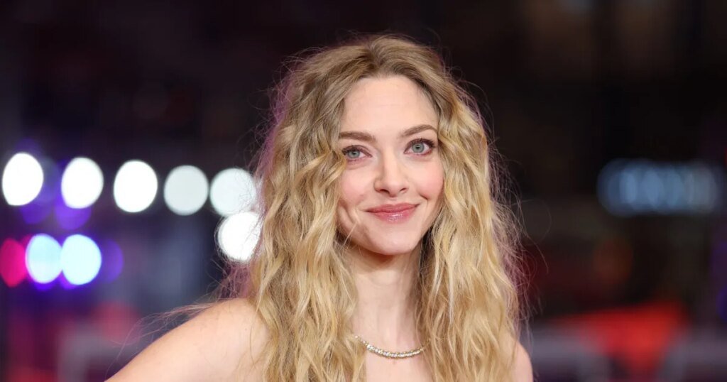 Amanda Seyfried Wore a Spring-to-Summer Brown Shoulder Bag