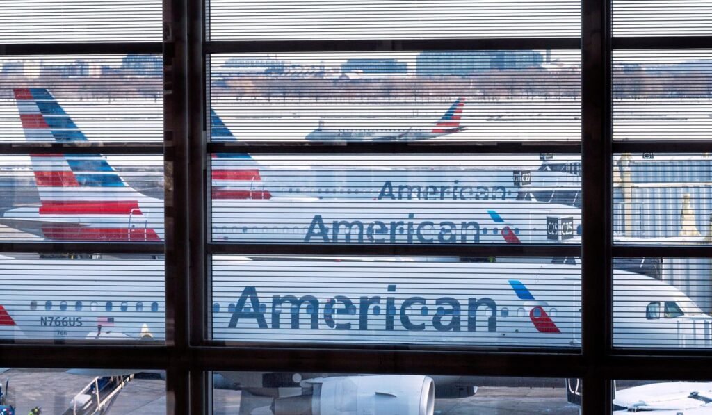 American Airlines regional flight makes emergency landing in Kansas City after cabin smoke