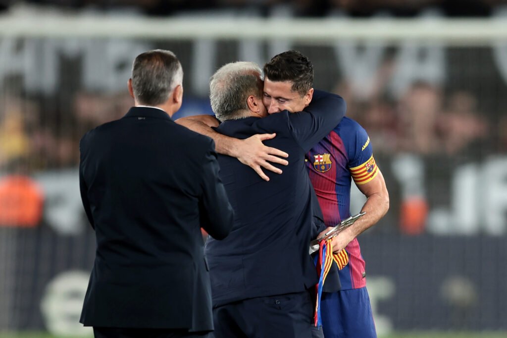 Barcelona teammates pay tribute to departing Robert Lewandowski