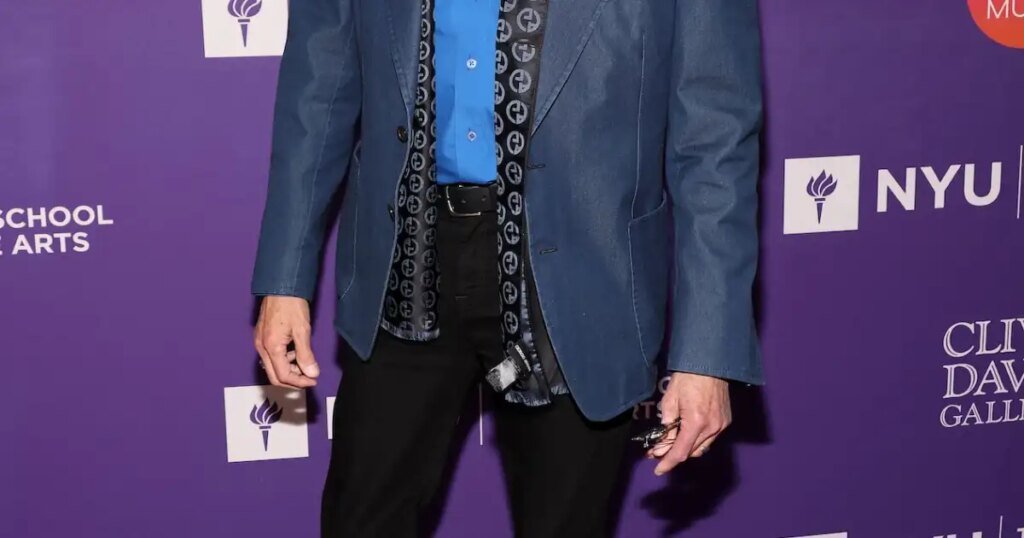 Barry Manilow Reveals What Cosmetic Surgery He’s Gotten Barry Manilow Reveals What Cosmetic Surgery He's Gotten