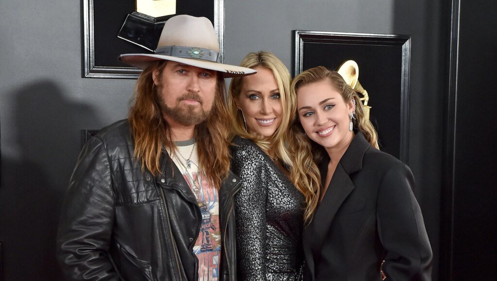 Billy Ray Cyrus Singing to Tish 4 Years After Divorce Isn’t a Mess. It’s Biology.