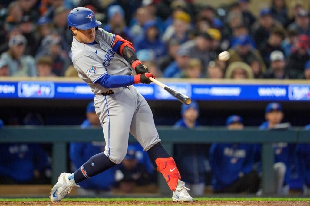 Blue Jays post 8-run inning, rally over Twins