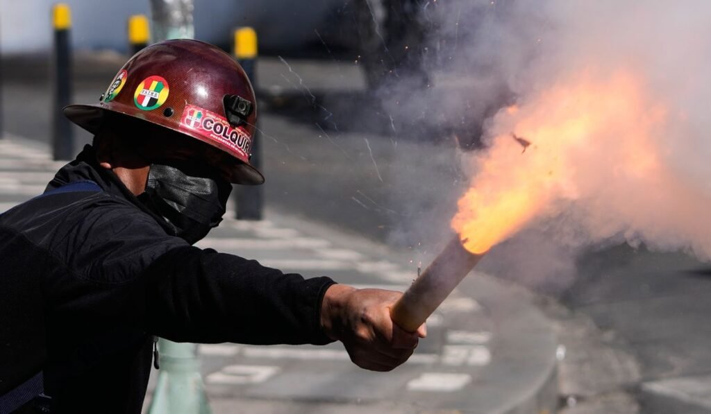 Bolivia protesters allied with ex-leader Morales clash with police as unrest widens Bolivia protesters allied with ex-leader Morales clash with police as unrest widens