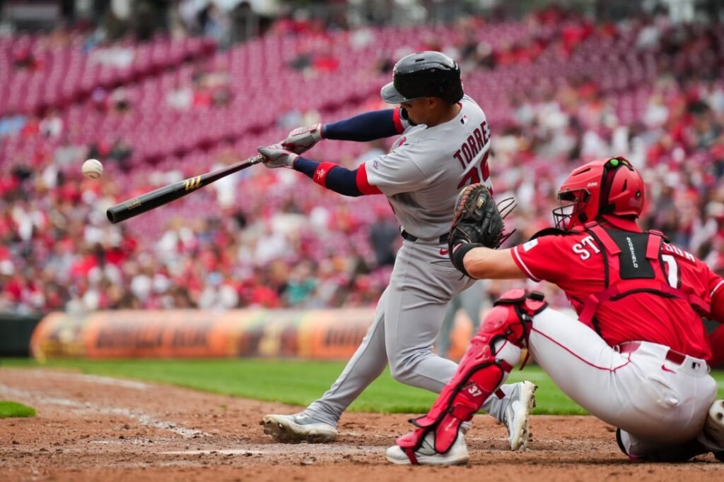 Cardinals erupt for 8 runs vs. Reds to win Game 1 of doubleheader