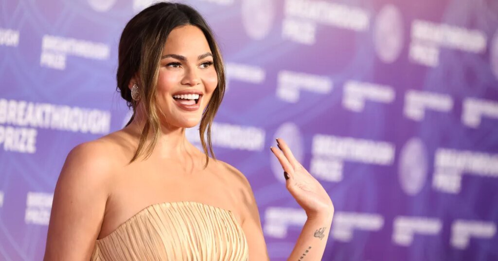 Chrissy Teigen Wore a Cardigan for Errands — The $27 Look