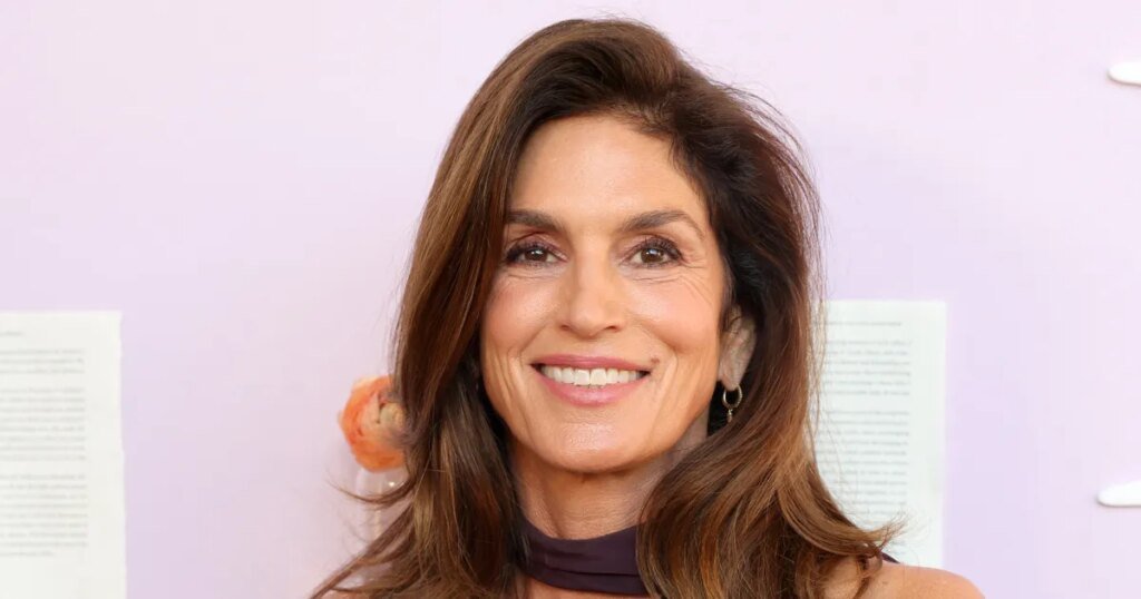 Cindy Crawford’s V-Neck Tank Top Style Elevates Basic Outfits Cindy Crawford’s V-Neck Tank Top Style Elevates Basic Outfits