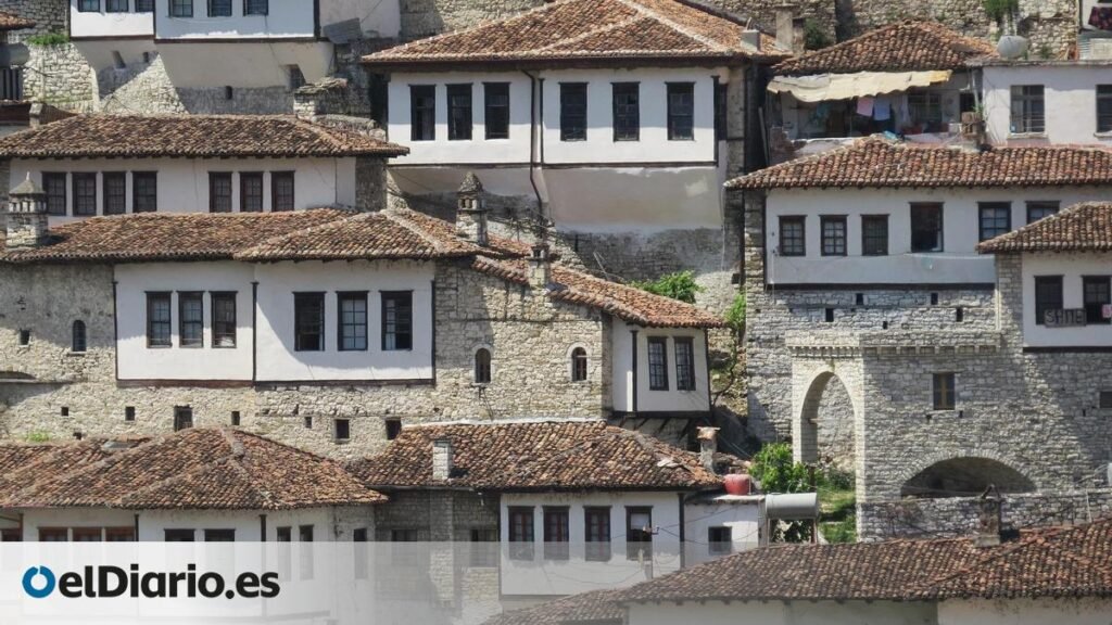Con 2.400 años de historia, esta ciudad de Albania es conocida como "la de las mil ventanas" por el curioso estilo de sus casas otomanas