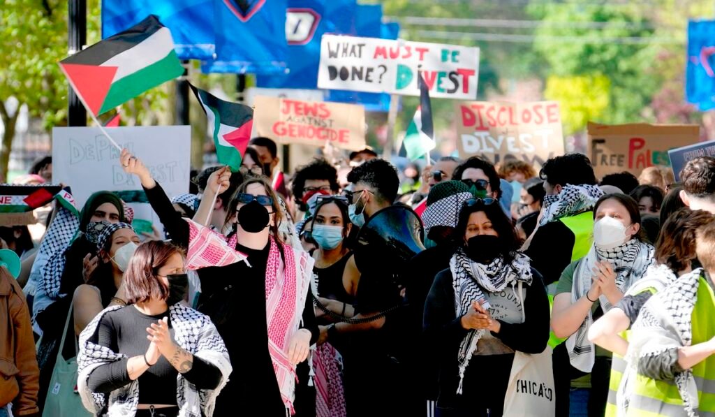 Conservatives rally against right-wing podcasters fueling antisemitism