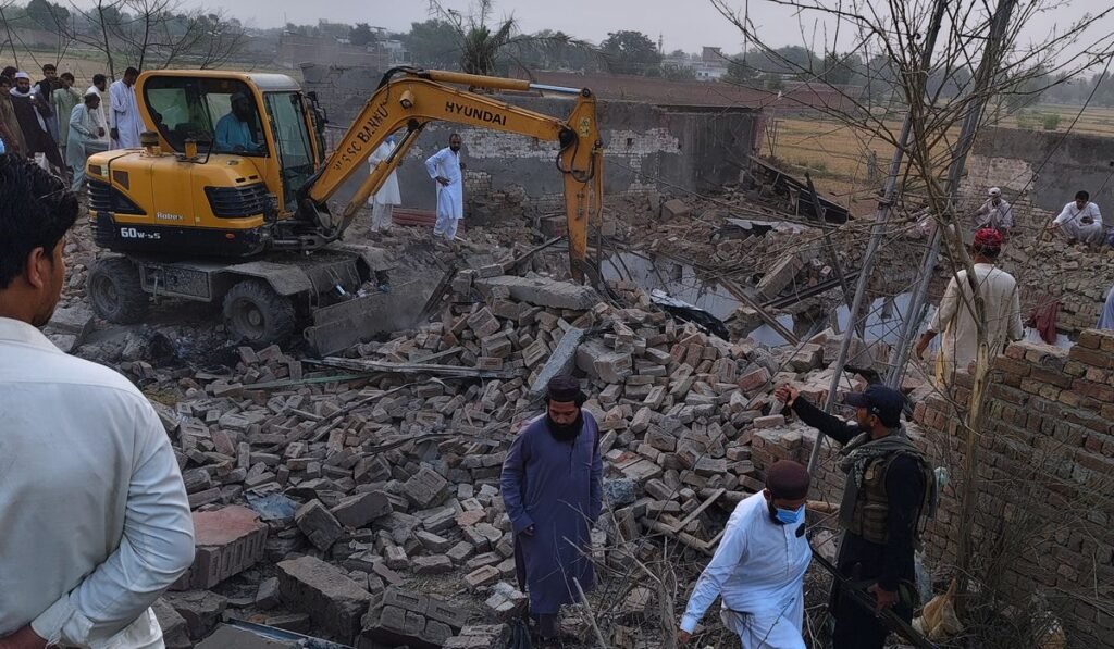 Death toll rises to 14 in Pakistan suicide attack. Pakistani Taliban splinter group claims blast