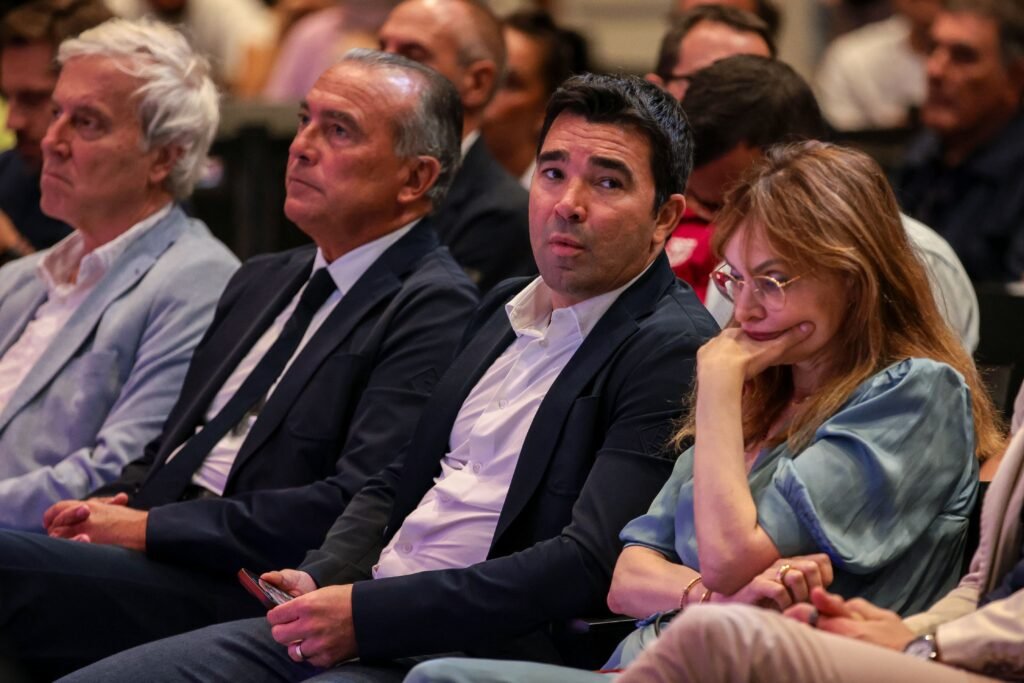 Deco on Barcelona striker search