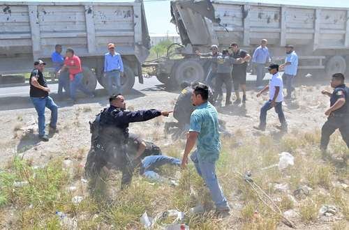 Detienen a nueve ex trabajadores de AHMSA por bloquear carretera Detienen a nueve ex trabajadores de AHMSA por bloquear carretera