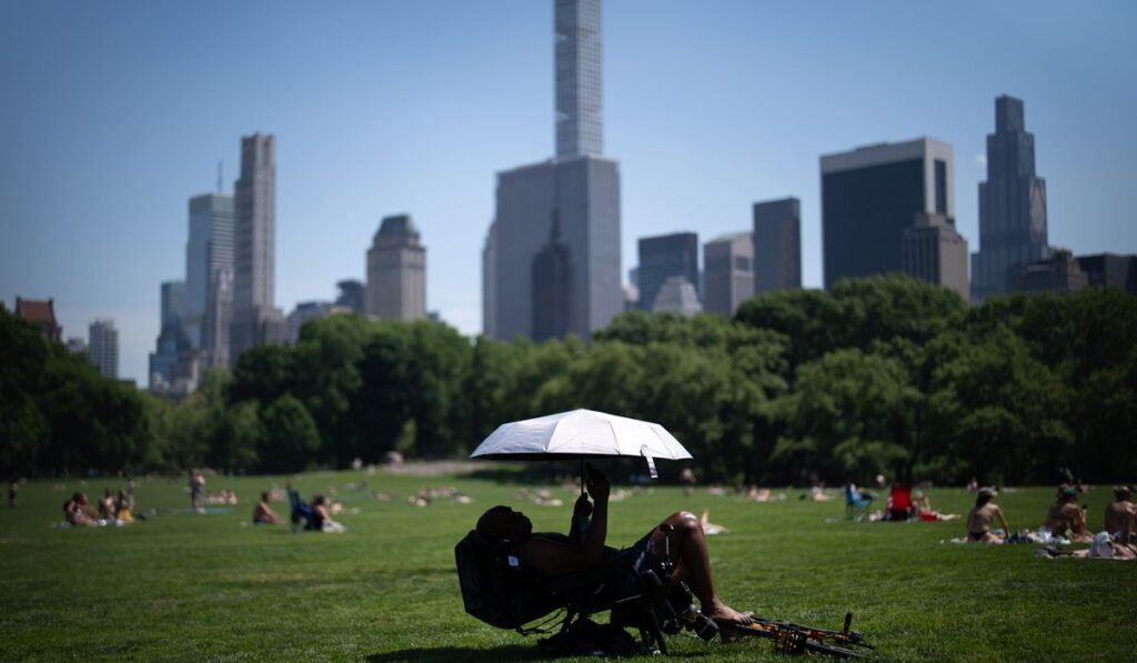 Eastern U.S. sweats through another hot day before rain, cold move in Eastern U.S. sweats through another hot day before rain, cold move in
