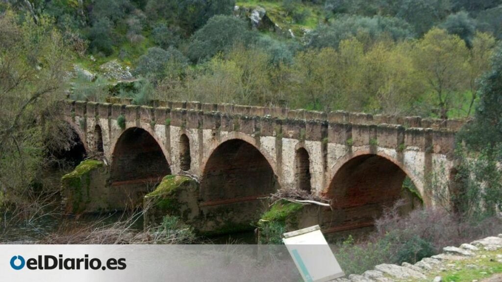 El curioso nombre de este puente alude a unas figuras que decoran una parte de esta impresionante construcción andaluza