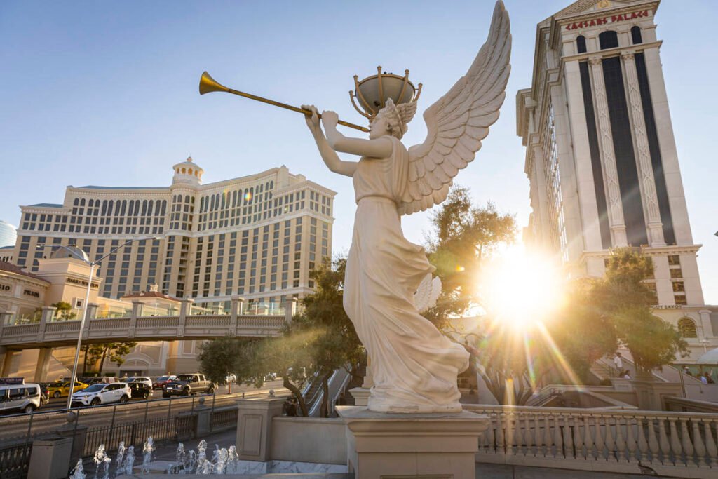 El multimillonario Tilman Fertitta aumenta su presencia en Las Vegas Strip con la compra de Caesars Entertainment