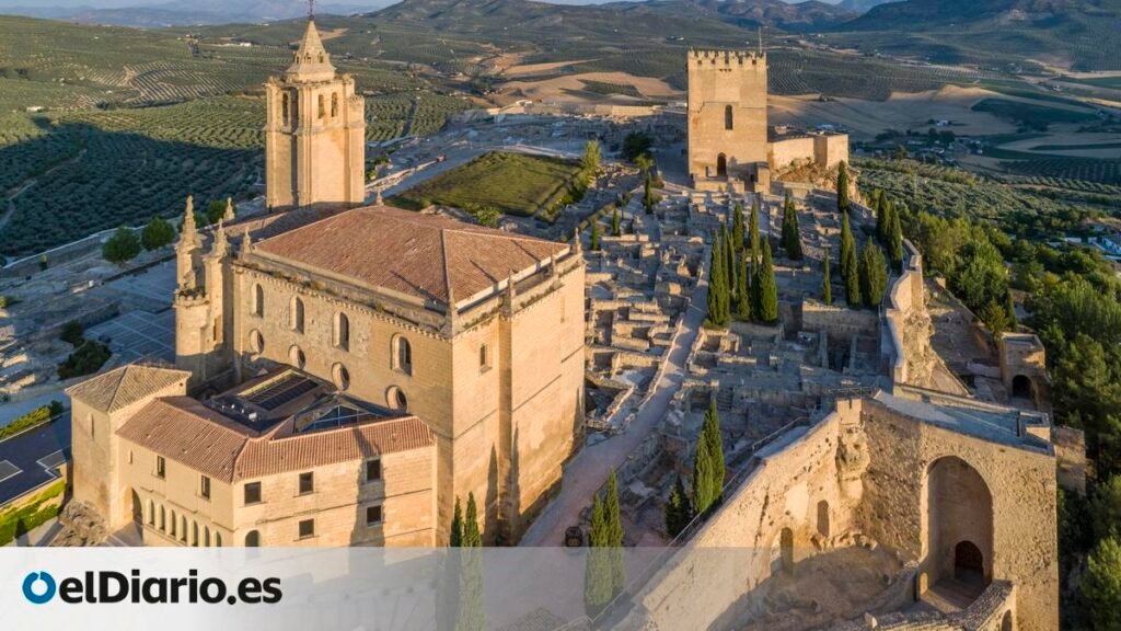 Este castillo, a medio camino de la Alhambra y la Mezquita, estaba comunicado con un sistema de túneles y pasajes secretos