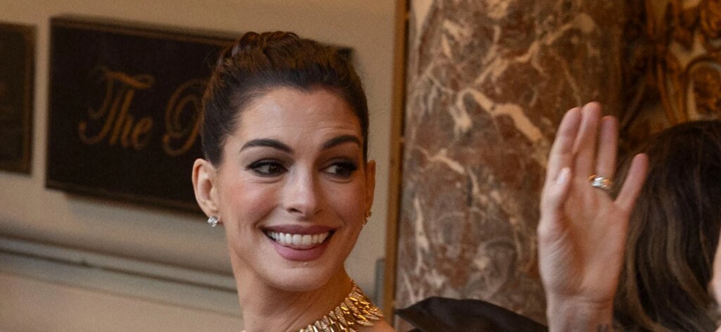 Fans Blast Anne Hathaway Blake Lively Met Gala Photo