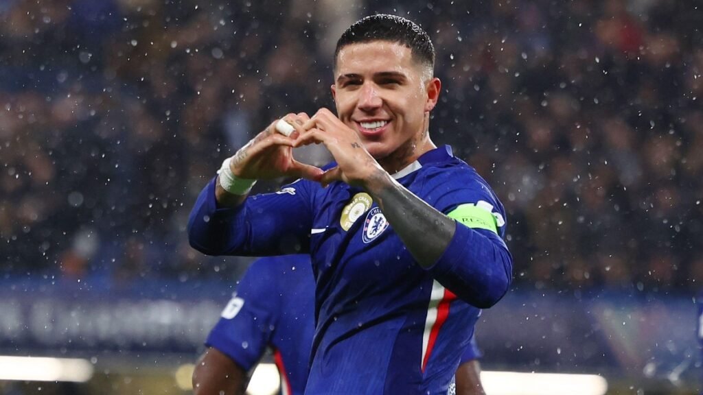 Fernandez screamer puts Chelsea ahead against Tottenham
