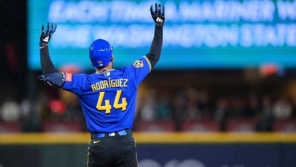 Finally above .500, Mariners seek sixth straight win, sweep of Diamondbacks