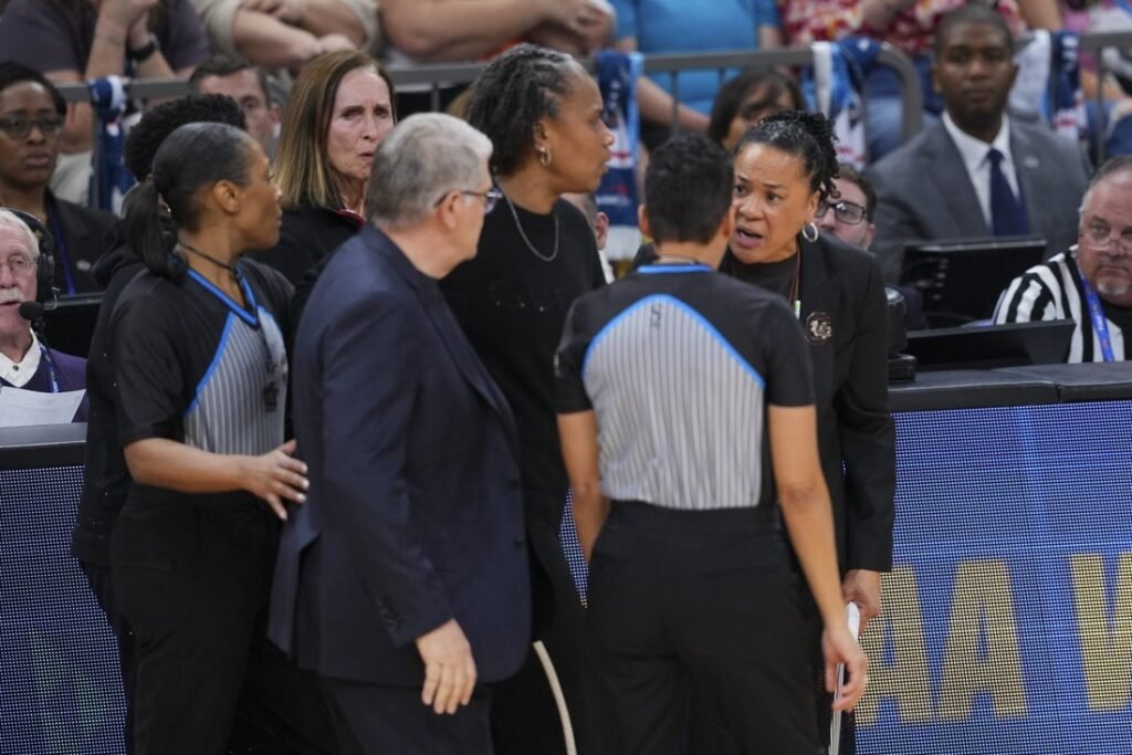 Geno Auriemma on dispute with Dawn Staley: 'Feel like a dumbass'