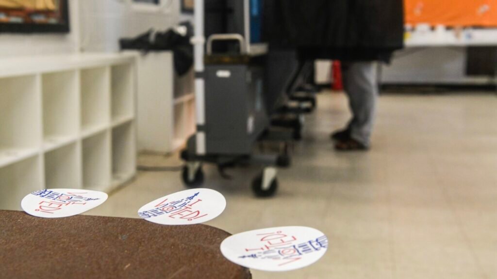 How closed party primaries lead to a more polarized Congress : NPR
