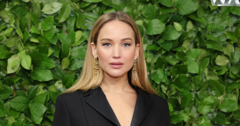 Jennifer Lawrence’s Black Maxi Dress Look Is Great for Weddings Jennifer Lawrence's Black Maxi Dress Look Is Great for Weddings