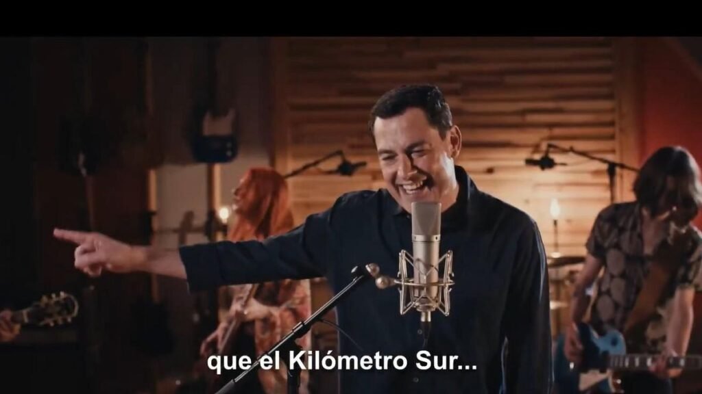 Juanma Moreno se viste de músico ‘indie’ y canta ‘Kilómetro Sur’, el himno de campaña del PP Juanma Moreno se viste de músico 'indie' y canta 'Kilómetro Sur', el himno de campaña del PP