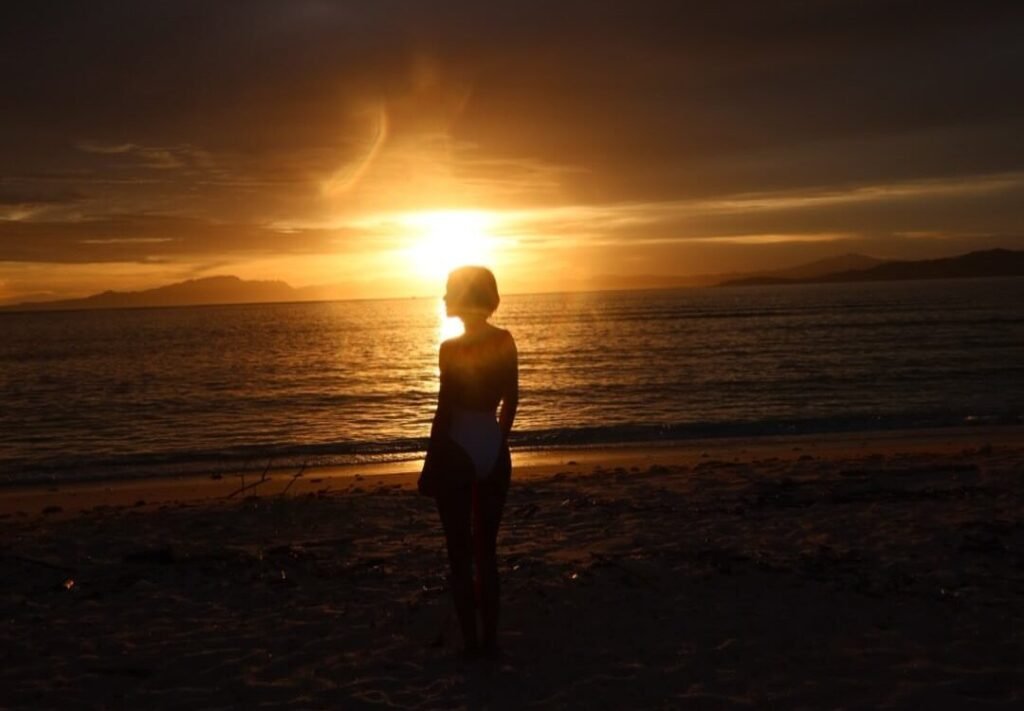 Julianne Hough Gets Eight Thousand Likes With a Two-Word Fiji Caption