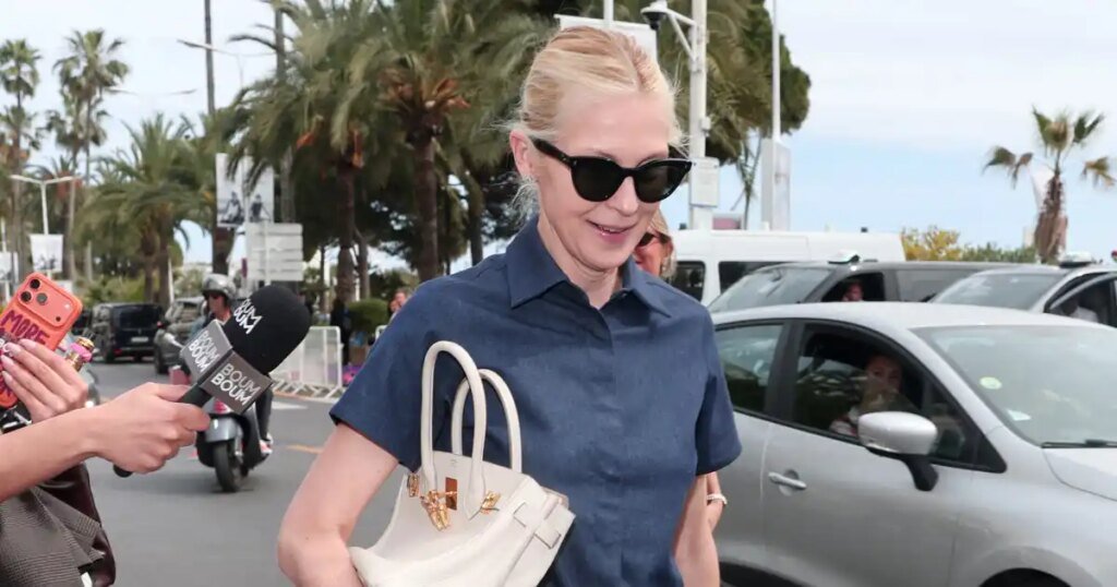 Kelly Rutherford’s 5-Figure Bag Channels ‘Rich Mom’ Energy Kelly Rutherford's 5-Figure Bag Channels 'Rich Mom' Energy