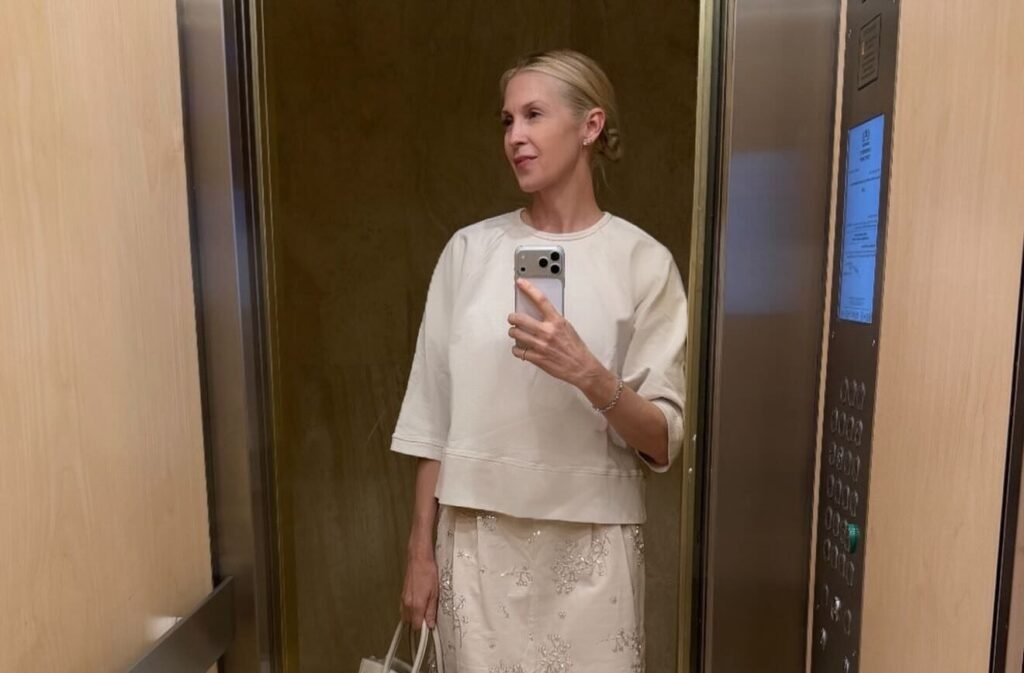 Kelly Rutherford’s Quiet Coffee Morning Resonates with Nearly 20,000 People