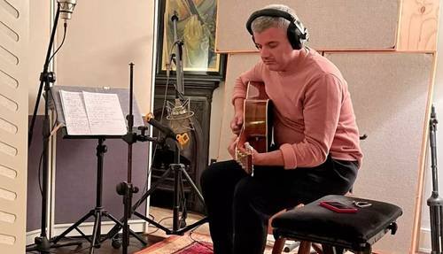 La IA permite que un cantante con párkinson siga creando música La IA permite que un cantante con párkinson siga creando música