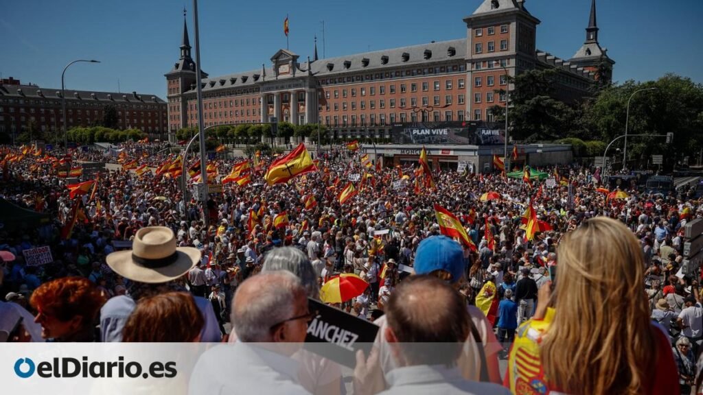 La extrema derecha sale a las calles en Madrid para fijar como “prioridad nacional” la “expulsión” de Sánchez La extrema derecha sale a las calles en Madrid para fijar como "prioridad nacional" la "expulsión" de Sánchez