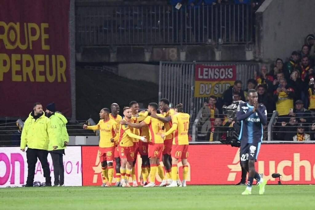 Lens pile pressure on PSG in Ligue 1 title race