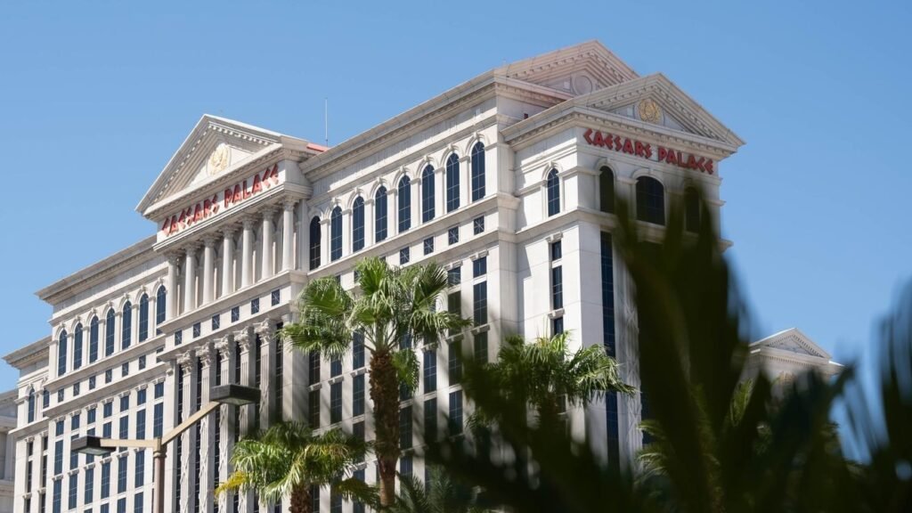 Lo que significa para Las Vegas la compra pendiente de Caesars Entertainment por parte de Tilman Fertitta – Celebrity Land
