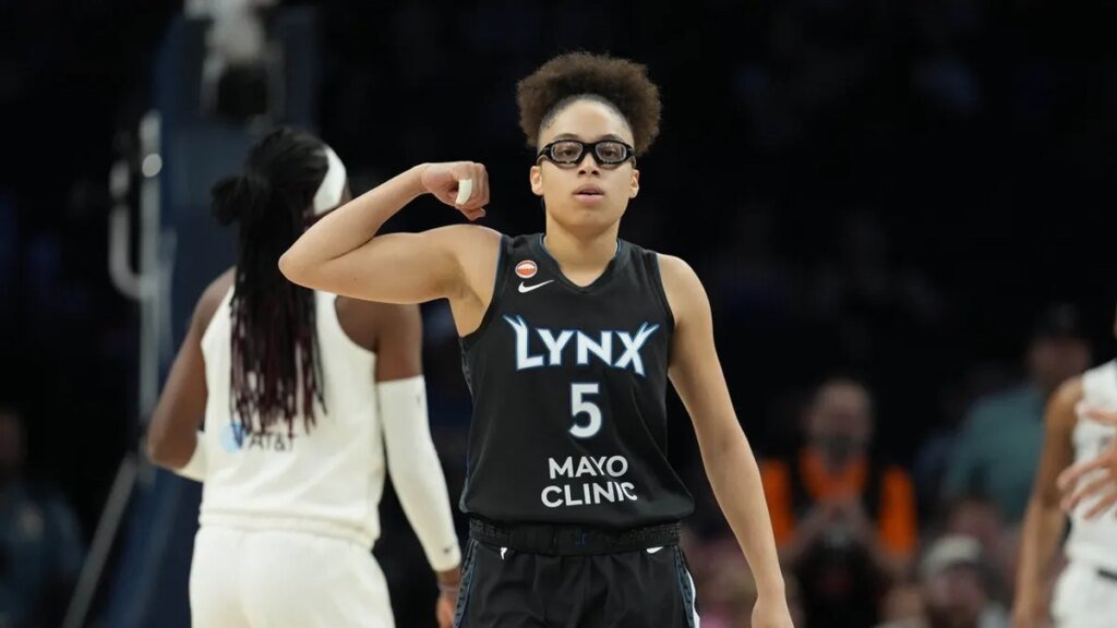 Lynx pull away in third quarter, power past Dream