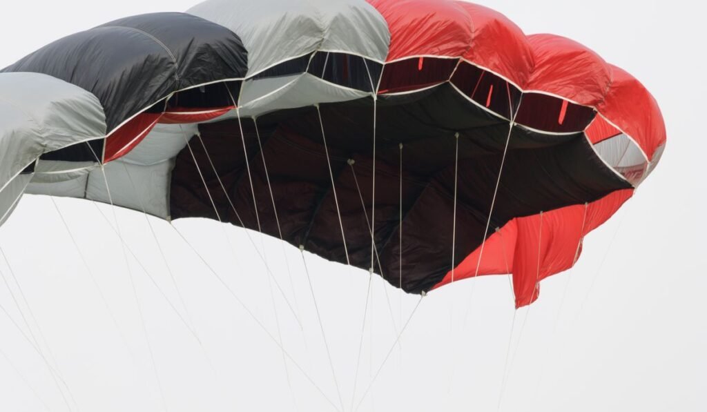 Man dead, woman hospitalized after skydiving collision over Washington state