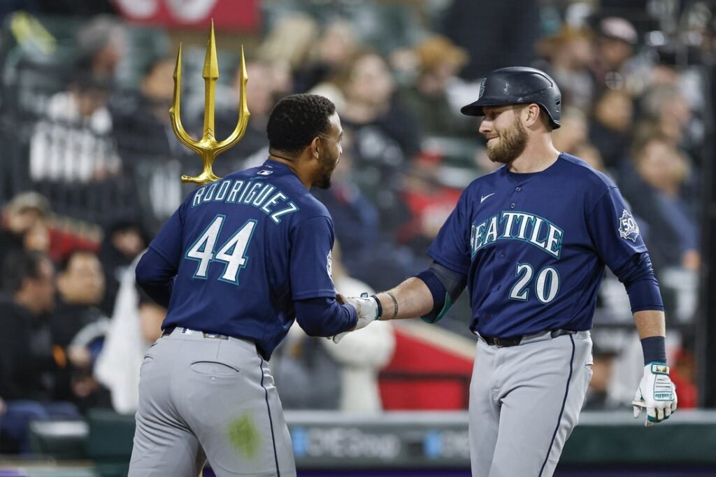 Mariners strive to continue offensive barrage against White Sox