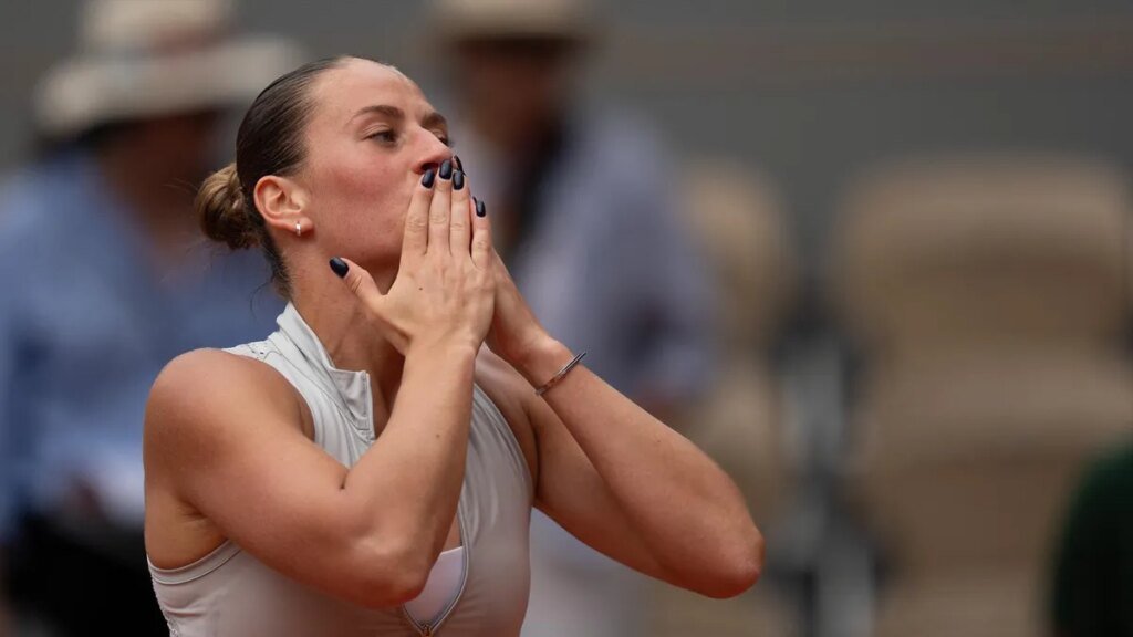 Marta Kostyuk stuns 4-time champ Iga Swiatek in Paris Marta Kostyuk stuns 4-time champ Iga Swiatek in Paris