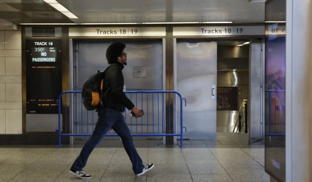 North America’s largest commuter rail system LIRR shuts down as workers strike North America’s largest commuter rail system LIRR shuts down as workers strike